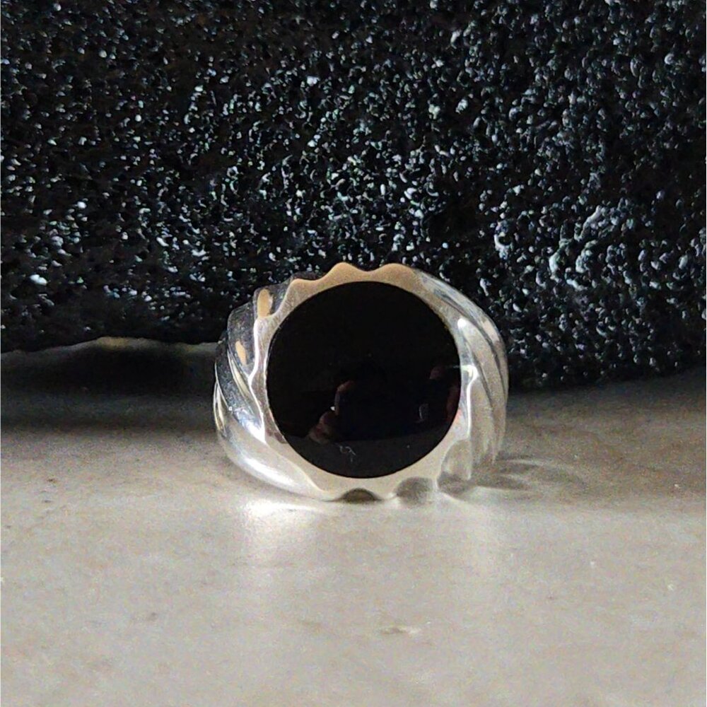 Men's Handcrafted Polished Natural Onyx Sterling Silver Ring - Picture 8 of 16